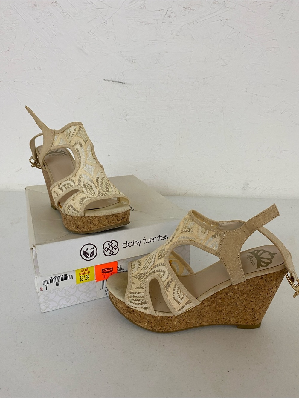 Daisy Fuentes Women's Beige Lace Cork Wedge Sandals size 7